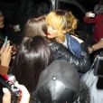 Rihanna, accueillie par une horde de fans et de photographes, arrive au restautant San Carlo. Manchester, le 11 juin 2013.