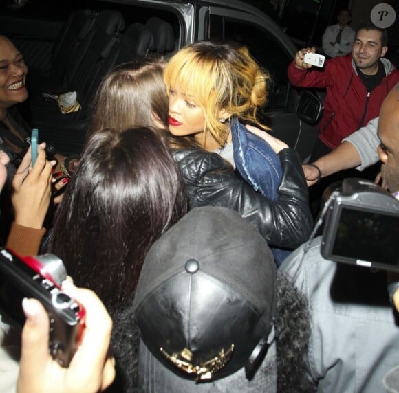 Rihanna, accueillie par une horde de fans et de photographes, arrive au restautant San Carlo. Manchester, le 11 juin 2013.