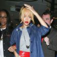 Rihanna, escortée par son amie Melissa Forde, quitte le restaurant San Carlo à Manchester. Le 11 juin 2013.