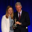 Bill Clinton a reçu des mains de sa fille Chelsea le trophée Fathers of the Year (Pères de l'année 2013) lors d'un dîner de charité à New York, le 11 juin 2013.