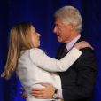 Chelsea Clinton remet le trophée Father of the Year à son père Bill Clinton lors d'un dîner de charité à New York, le 11 juin 2013.