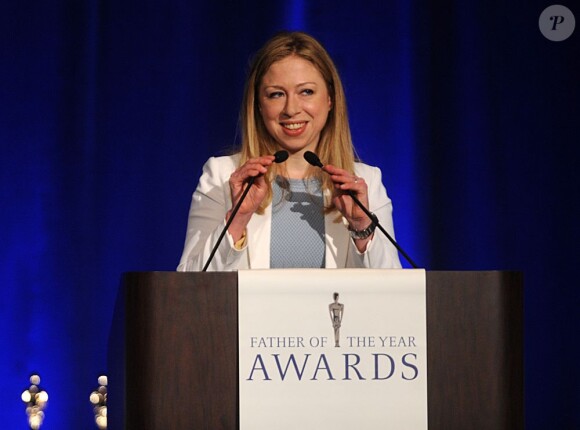 Chelsea Clinton lors du dîner de charité Father of the Year Awards à New York où son père Bill Clinton a reçu le trophée Father of the Year, à New York le 11 juin 2013.