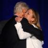 Bill Clinton a reçu des mains de sa fille Chelsea Clinton le trophée Father of the Year (Père de l'année 2013) lors d'un dîner de charité à New York, le 11 juin 2013.