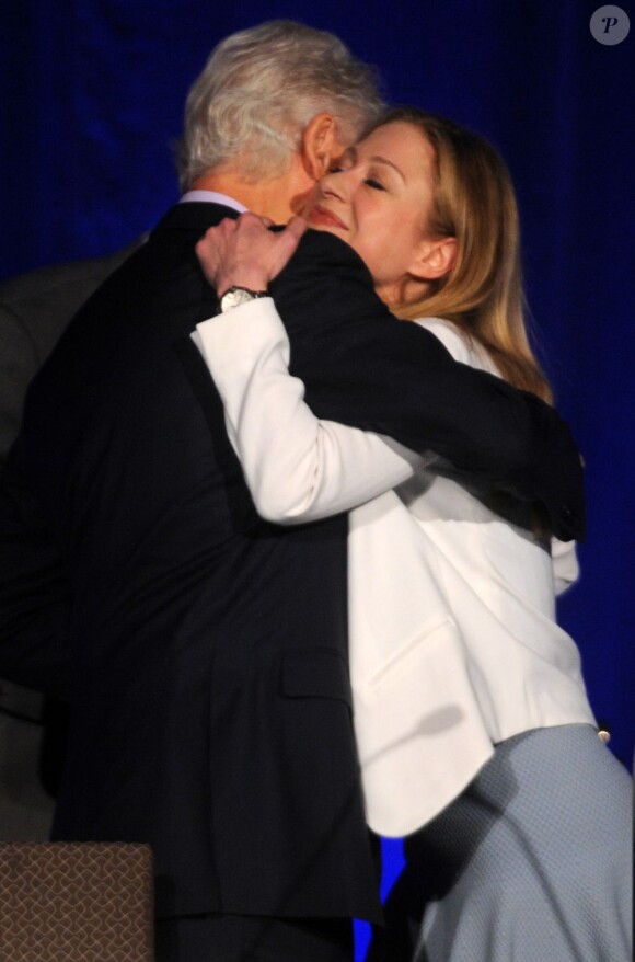 Bill Clinton a reçu des mains de sa fille Chelsea Clinton le trophée Father of the Year (Père de l'année 2013) lors d'un dîner de charité à New York, le 11 juin 2013.