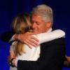 Bill Clinton a reçu des mains de sa fille Chelsea le trophée Fathers of the Year (Pères de l'année 2013) lors d'un dîner de charité à New York, le 11 juin 2013.