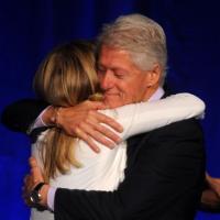 Bill Clinton élu "père de l'année", tendre et complice avec sa fille Chelsea