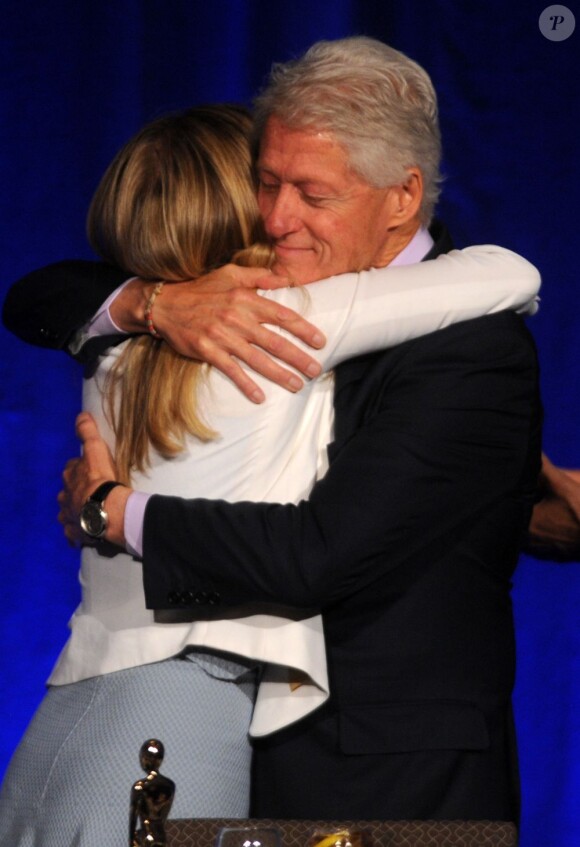 Bill Clinton a reçu des mains de sa fille Chelsea le trophée Fathers of the Year (Pères de l'année 2013) lors d'un dîner de charité à New York, le 11 juin 2013.