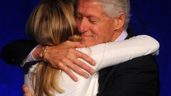 Bill Clinton élu "père de l'année", tendre et complice avec sa fille Chelsea
