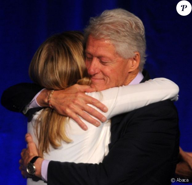 Bill Clinton a reçu des mains de sa fille Chelsea le trophée Fathers of the Year (Pères de l'année 2013) lors d'un dîner de charité à New York, le 11 juin 2013.