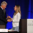 Chelsea Clinton remet à son père Bill Clinton le trophée Father of the Year lors d'un dîner de charité à New York, le 11 juin 2013.