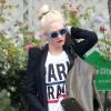 Gwen Stefani, surprise à Los Angeles, porte un blazer noir Barbara Bui, un t-shirt "Paris France" de Le Shirt, un jean boyfriend craqué et des sandales Givenchy. Le 10 juin 2013.