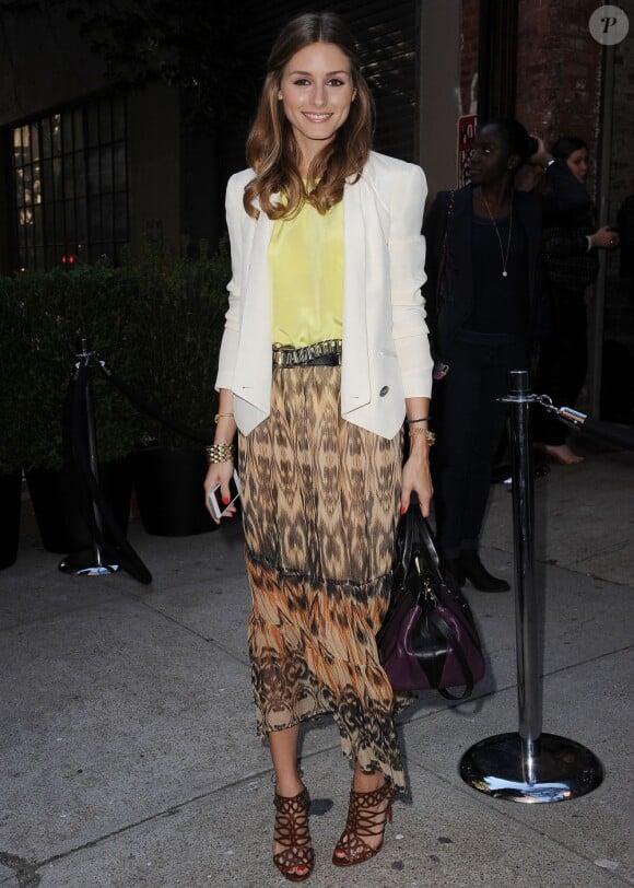 Olivia Palermo arrive aux studios Industria à New York, habillée d'un blazer blanc cassé Rebecca Minkoff, d'un sac "Alice" de Chloé et de souliers "Zigouwi" signés Christian Louboutin. Le 12 juin 2013.