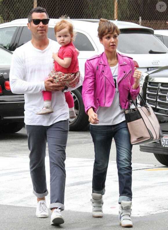 Jessica Alba, accompagnée de son mari Cash Warren et de leur fille Haven, porte un perfecto rose Ralph Lauren, un t-shirt "Merci Beaucoup" de Le Shirt, un sac Rebecca Minkoff et des baskets Isabel Marant. Los Angeles, le 9 Juin 2013.