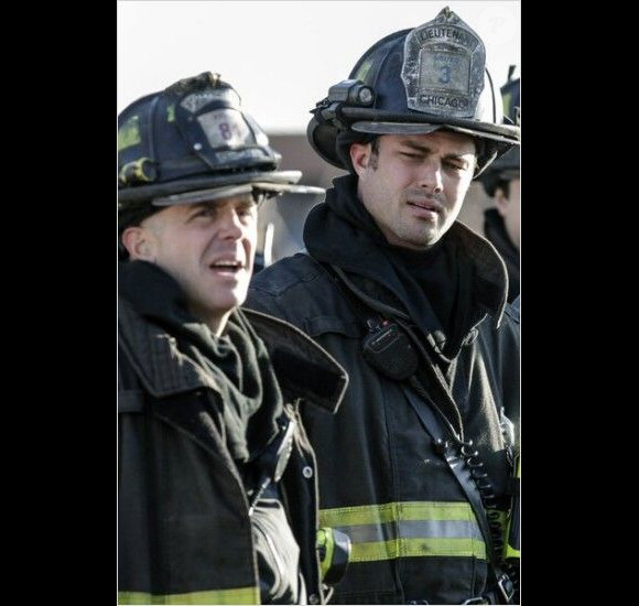 David Eigenberg et Taylor Kinney dans Chicago Fire.