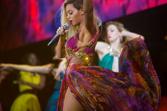 Beyoncé porte une robe spécialement imaginée par Roberto Cavalli en concert pour sa tournée mondiale, The Mrs Carter Show.