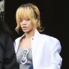 Rihanna, surprise à la sortie de son hôtel quelques heures avant son concert, porte un bomber Trapstar, une salopette Big Star USA et des souliers Manolo Blahnik. Manchester, le 12 juin 2013.
