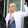 Rihanna, surprise à la sortie de son hôtel quelques heures avant son concert, porte un bomber Trapstar, une salopette Big Star USA et des souliers Manolo Blahnik. Manchester, le 12 juin 2013.