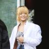 Rihanna, surprise à la sortie de son hôtel quelques heures avant son concert, porte un bomber Trapstar, une salopette Big Star USA et des souliers Manolo Blahnik. Manchester, le 12 juin 2013.