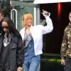 Rihanna, surprise à la sortie de son hôtel quelques heures avant son concert, porte un bomber Trapstar, une salopette Big Star USA et des souliers Manolo Blahnik. Manchester, le 12 juin 2013.