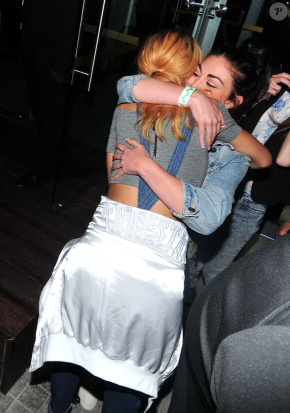 Rihanna, disponible pour ses fans à sa sortie du restaurant/bowling All Star Lane à Manchester. Le 12 juin 2013.