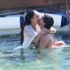 Tamara Ecclestone et son époux Jay Rutland barbotent durant la beach party organisée au lendemain de leur mariage, au Grand-Hôtel du Cap-Ferrat le 12 juin 2013.