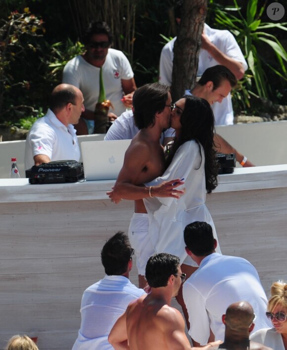 Tamara Ecclestone et son époux Jay Rutland sur le dancefloor lors de la beach party organisée au lendemain de leur mariage, au Grand-Hôtel du Cap-Ferrat le 12 juin 2013. 