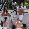 Tamara Ecclestone danse avec une copine lors de la beach party organisée au lendemain de leur mariage, au Grand-Hôtel du Cap-Ferrat le 12 juin 2013. 