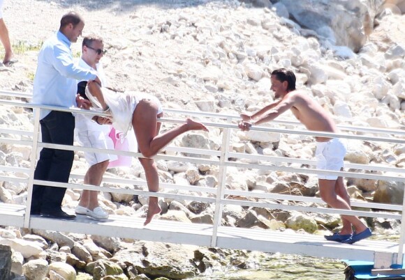 Remontée difficile pour Tamara Ecclestone. Lors de la beach party organisée au lendemain de leur mariage, au Grand-Hôtel du Cap-Ferrat le 12 juin 2013. 