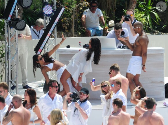 Astuce : sans barre, faites du pole dance sur une copine. Tamara Ecclestone maîtrise lors de la beach party organisée au lendemain de son mariage, au Grand-Hôtel du Cap-Ferrat le 12 juin 2013. 