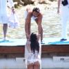 Tamara Ecclestone sortie de l'eau par son mari Jay Rutler lors de la beach party organisée au lendemain de leur mariage, au Grand-Hôtel du Cap-Ferrat le 12 juin 2013. 