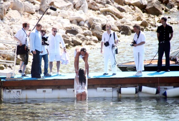 Tamara Ecclestone sortie de l'eau par son mari Jay Rutler lors de la beach party organisée au lendemain de leur mariage, au Grand-Hôtel du Cap-Ferrat le 12 juin 2013. 