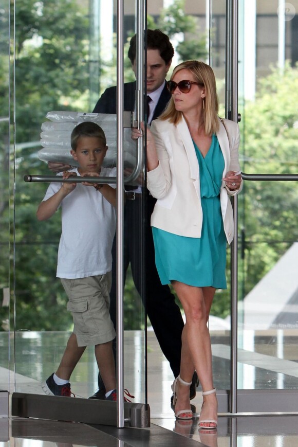 Reese Witherspoon et son fils Deacon au Century City Plaza à Los Angeles, le 12 juin 2013.