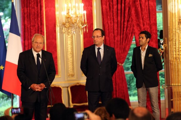 Francois Hollande, Jamel Debbouze et Marc Ladreit De Lacharriere lors de la remise du prix de l'Education Artistique et Culturelle à l'Elysée, le 12 Juin 2013.