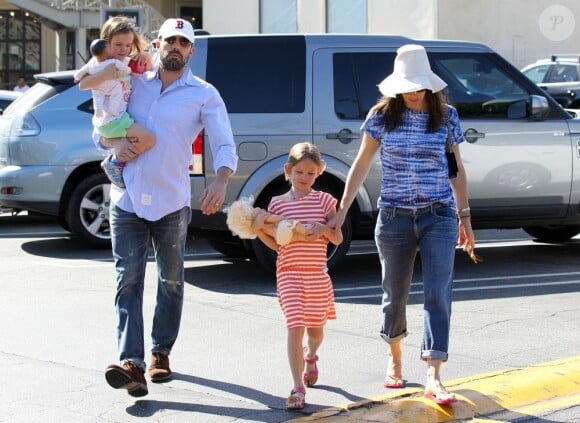 Ben Affleck et Jennifer Garner emmènent leurs filles, Violet et Seraphina, faire du shopping au Country Mart de Brentwood, le 20 avril 2013.