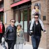 Hugh Jackman et son épouse Deborra-Lee à New York avec leurs enfants Oscar et Ava. Le 12 octobre 2011.