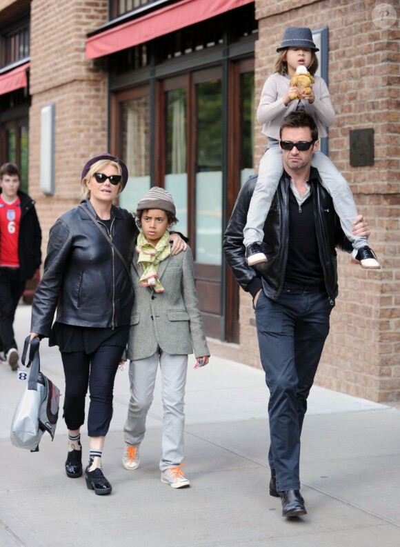 Hugh Jackman et son épouse Deborra-Lee à New York avec leurs enfants Oscar et Ava. Le 12 octobre 2011.