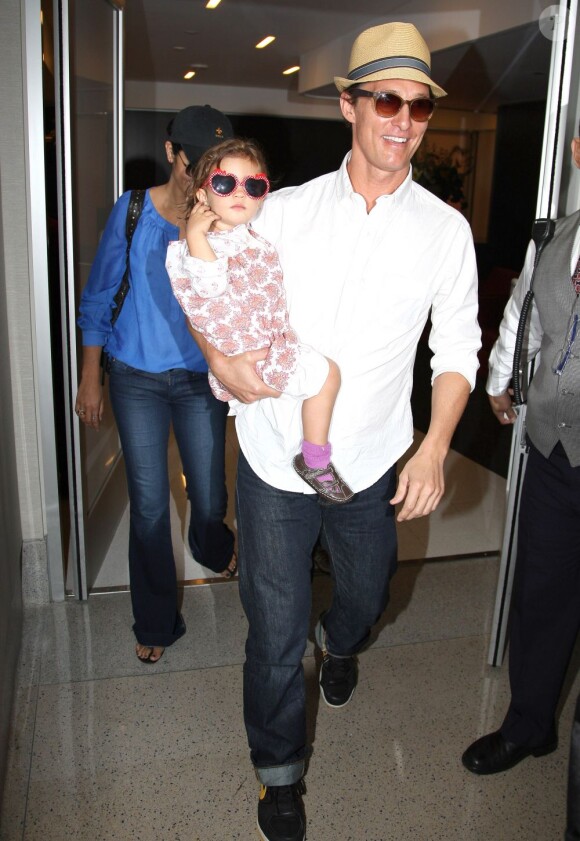 Matthew McConaughey avec sa femme Camila et leurs enfants Levi et Vida. A l'aéroport de Los Angeles. Juin 2012.