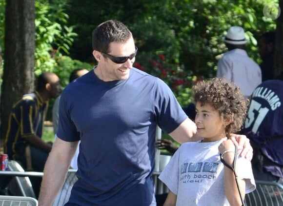 Hugh Jackman dans les rues de New York avec son fils. Le 17 juin 2012.