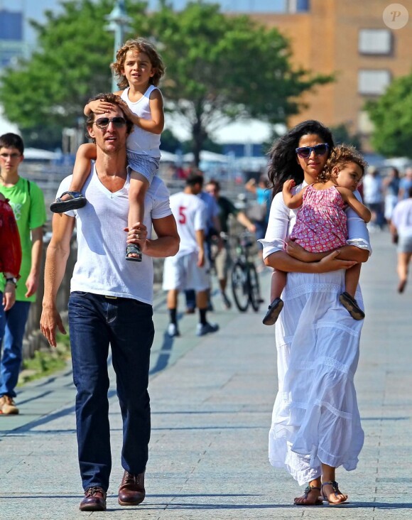 Matthew McConaughey, sa femme Camila et leurs enfants Levi et Vida. Le 22 juillet à New York.