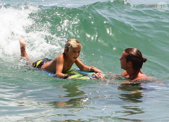 Gavin Rossdale fait du surf avec son fils Kingston à Miami, le 7 août 2012.