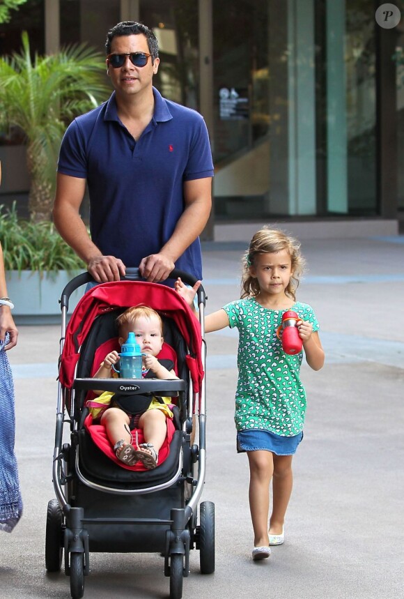 Cash Warren, mari de Jessica Alba, se promène dans les rues de West Hollywood avec leurs deux filles Honor et Haven, le 29 septembre 2012.