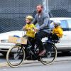 Liev Schreiber fait du vélo et embarque ses fils Alexander et Samuel. A New York, le 10 octobre 2012.