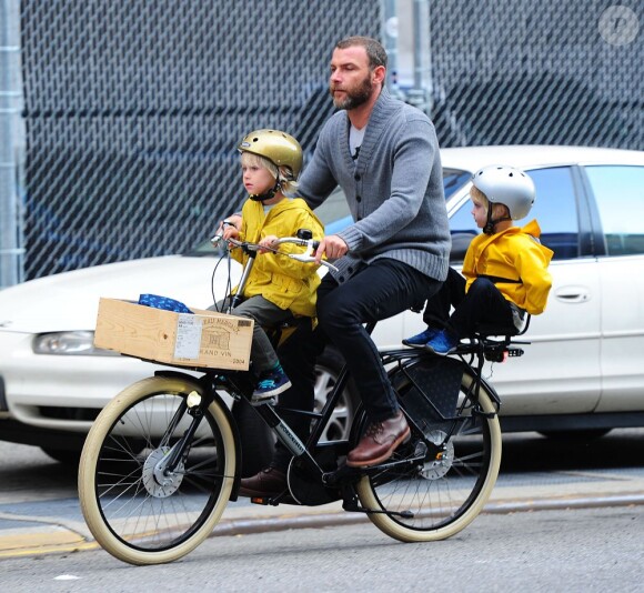 Liev Schreiber fait du vélo et embarque ses fils Alexander et Samuel. A New York, le 10 octobre 2012.