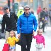 Matthew Broderick et ses jumelles Marion et Tabitha dans les rues de New York, le 10 décembre 2012.