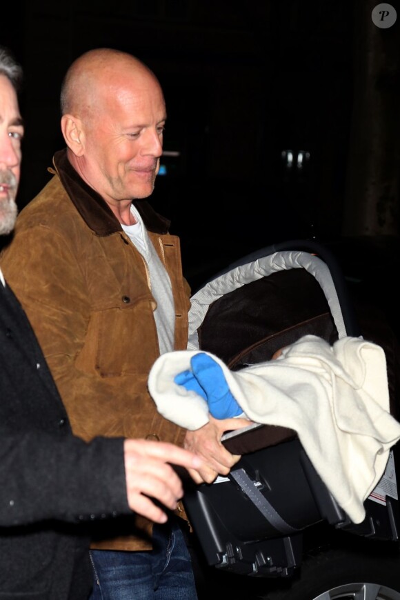 Bruce Willis marié à Emma Emming est l'heureux papa de Mabel Ray (1 an aujourd'hui). Photo prise à Paris au mois de février.