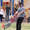Liev Schreiber prend toujours le temps de jouer avec ses enfants. A Brentwood, le 14 avril 2013.