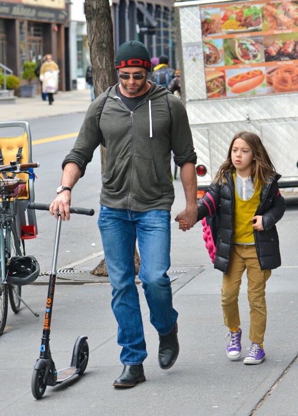Hugh Jackman, et sa fille adoptive Ava dans les rues de New York, le 22 avril 2013.