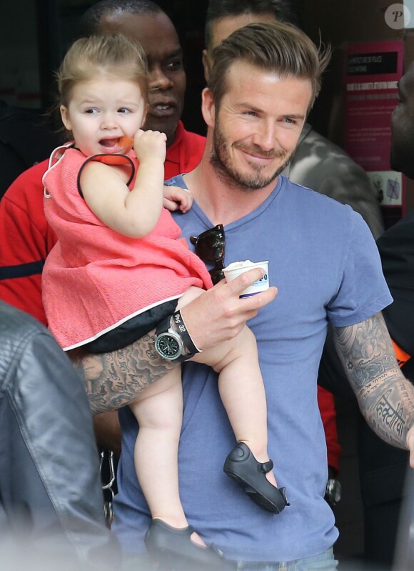 David Beckham ne perd pas une occasion de prendre dans ses bras son adorable fille Harper Beckham. Le 5 mai 2013 à Paris.