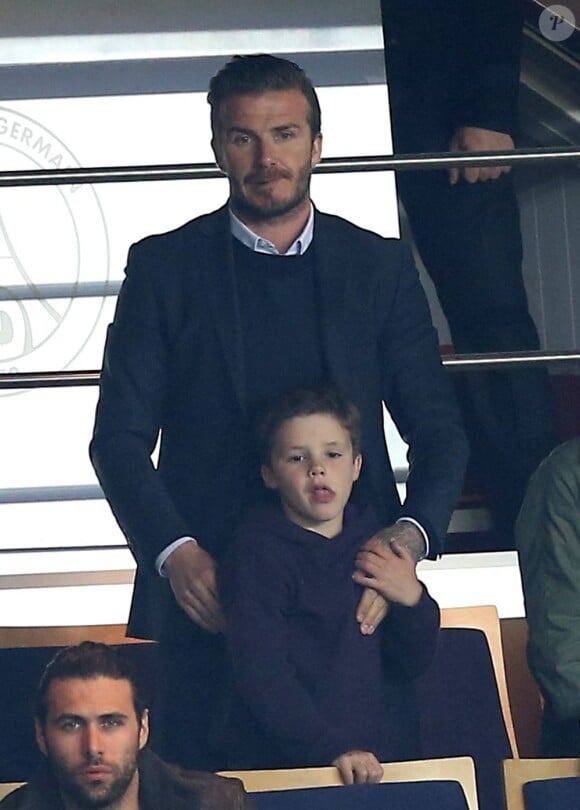 David Beckham et son fils Cruz lors de la 35e journée du championnat de France de football, au Parc des Princes, entre le PSG et Valenciennes (1-1) à Paris le 5 mai 2013.