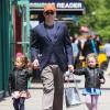 Matthew Broderick s'occupe de ses jumelles Marion et Tabitha. A New York, le 13 mai 2013.
